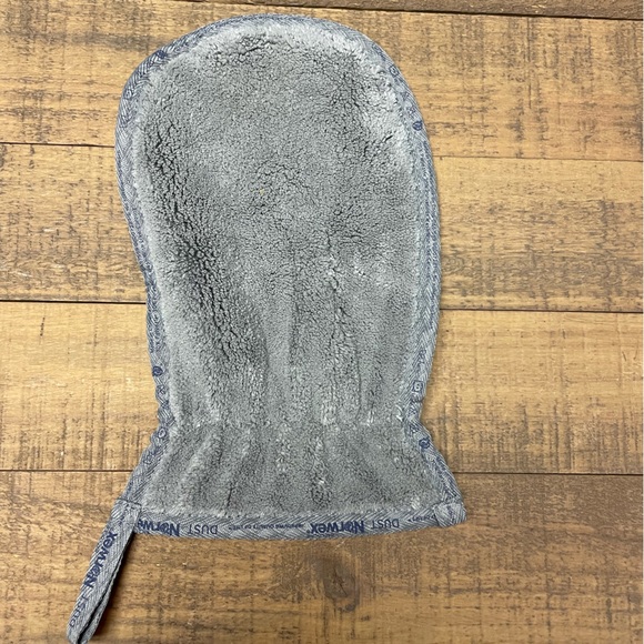 🎁3/$30 New Norwex Double Sided dust mitt and window cloth - Picture 3 of 3